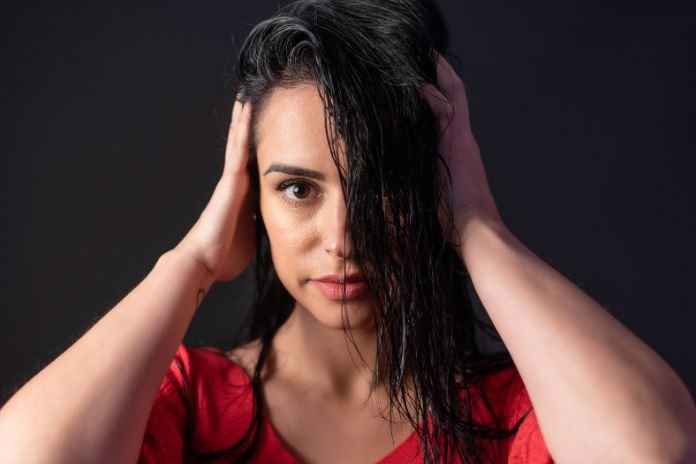 How to Keep Hair Looking Wet All Day