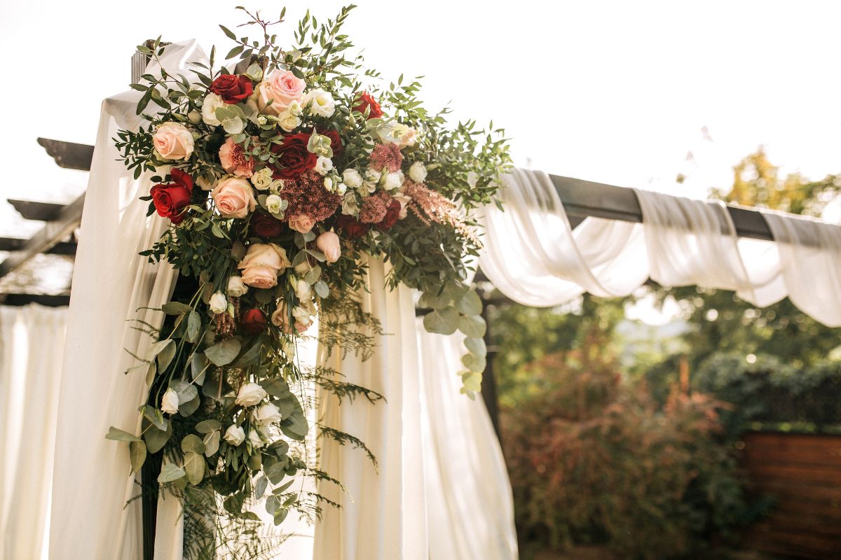 How to Choose Wedding Flower Colors That Work With Your Venue (Not Against It)