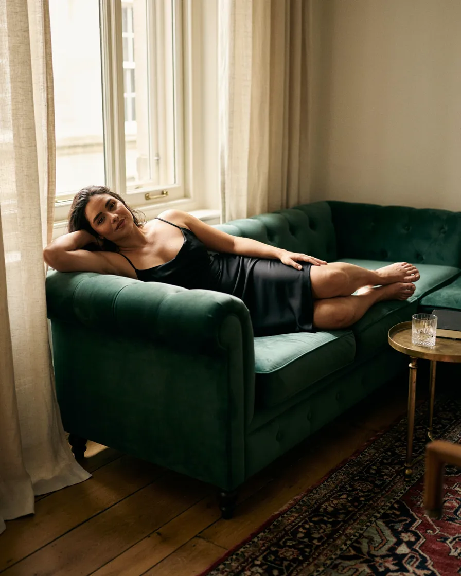 Velvet Chaise Lounge Pose plus size boudoir photoshoot idea
