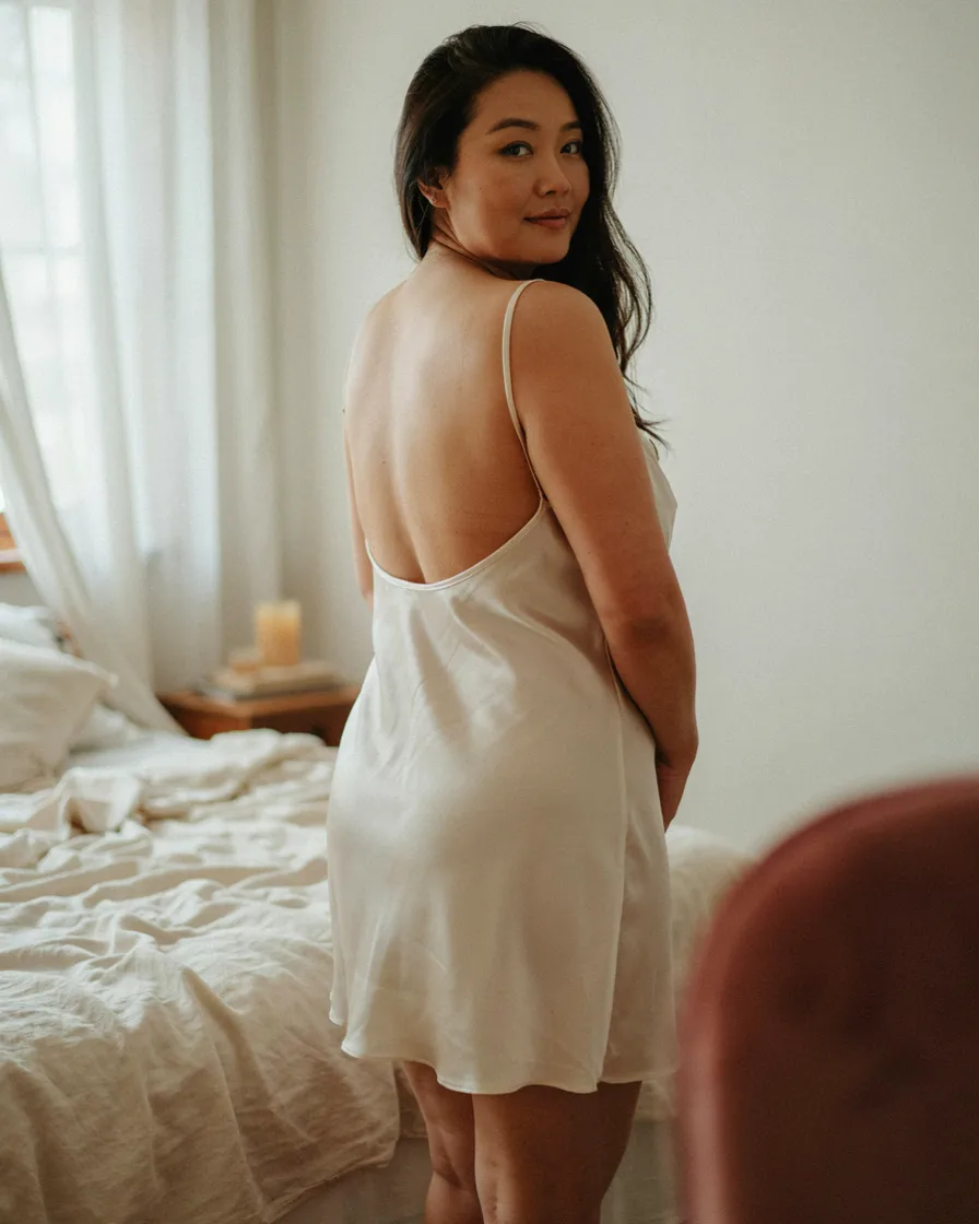 Over-the-Shoulder Back Glance plus size boudoir photoshoot idea