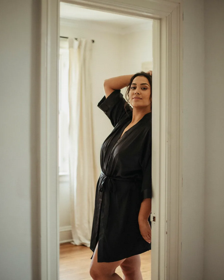 Doorway Lean Pose plus size boudoir photoshoot idea