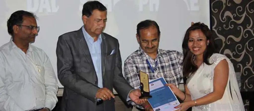 Padmini receiving the award