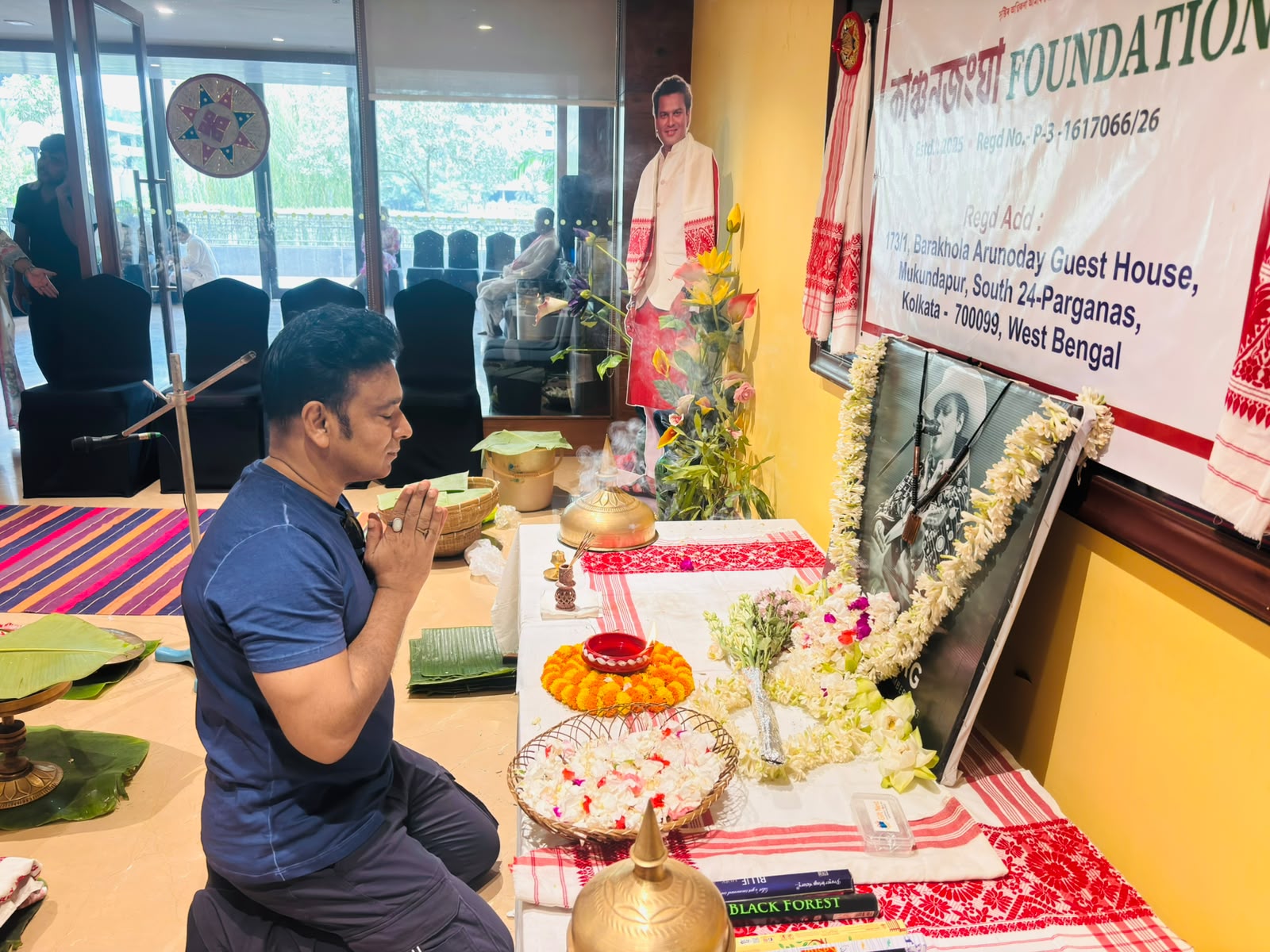 An admirer offering prayers before Zubeen Garg’s portrait on Zubeen Divas
